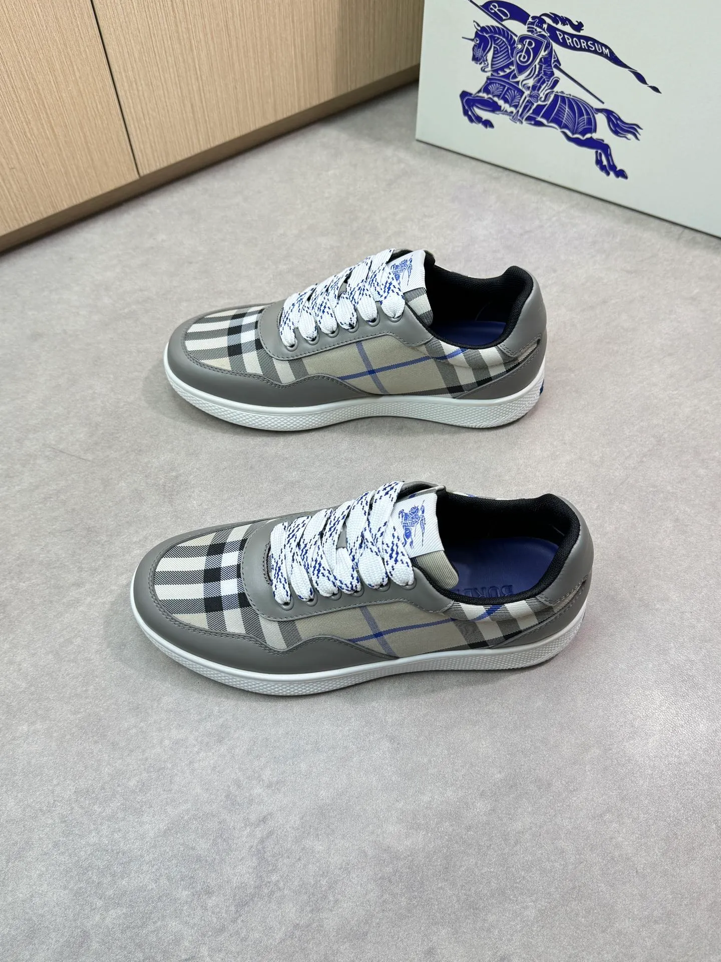 Men's shoes 💰P420💰[BURBERRY] Burberry - High-end quality original 🔍🔍🔍casual sports sneakers - Upper: imported 🔝 Napa calfskin, brand totem cloth, tongue brand cloth label - Lining: brand canvas, foot pad; water-dyed cowhide - Outsole: ultra-light TPR rubber; two-color molded outsole -Ultra-high quality control and fine workmanship: outstanding (high-end, extravagance, class) -Size: 38-44 (45 for men, can be customized)